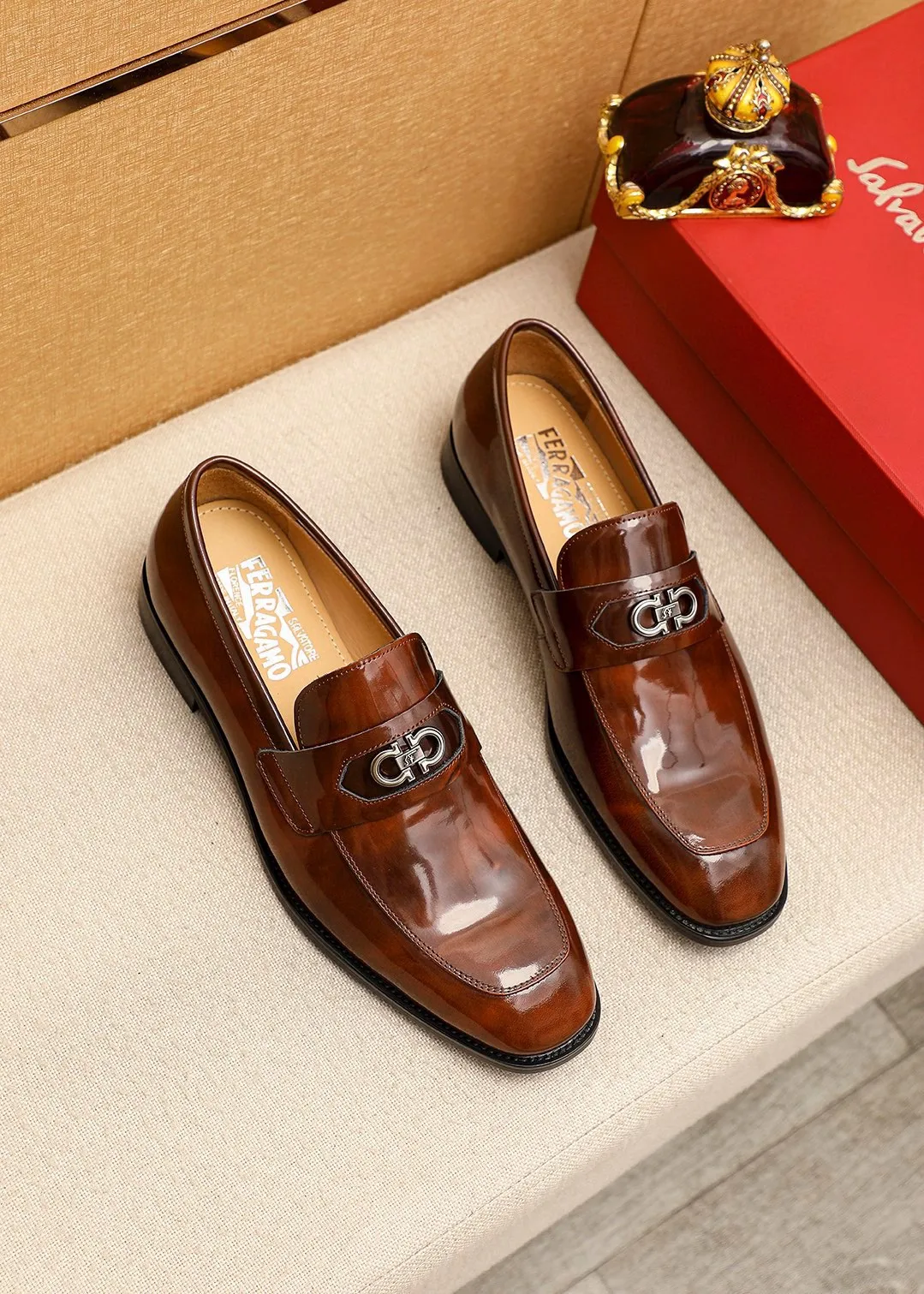 Men's shoes 💰480 💐 Product trademark: Ferragamo "Ferragamo" casual leather shoes Regular size: 38-44 (45.46🉑️customized) Product materials: Selected imported first-layer open-edge beaded cowhide leather upper + luxury hardware buckle, imported water-dyed cowhide leather lining. Strong three-dimensional visual effect, original rubber outsole Color: 1⃣️color optional